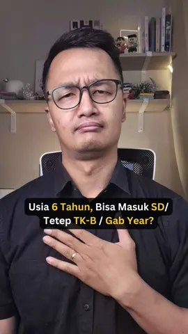6 tahun, galau gak sih antara lanjut SD, ulang TK B, atau gap year? Seringkali kita bingung dengan kesiapan anak kita sendiri. Dan masalah usia memang selalu jadi kebingungan tersendiri. 6 tahun menurut peraturan pemerintah sudah boleh masuk SD kok. Namun coba deh cek beberapa poin berikut: 1. Perilaku & Self-Control - Bisa duduk tenang ±10 menit - Mau mengikuti instruksi sederhana - Bisa menahan diri (tidak langsung marah/menangis) - Tidak mudah merengek atau tantrum 2. Kemandirian - Ke toilet sendiri tanpa bantuan - Makan dan minum sendiri - Merapikan alat tulis/mainan setelah digunakan 3. Sosialisasi - Mau bermain bersama teman - Bisa menunggu giliran & berbagi - Bisa meminta tolong dengan kata-kata Terlihat sederhana, namun seringkali banyak yang belum siap. Ingat, kegiatan di sekolah bukan hanya belajar akademik, namun lebih kompleks. Jika ingin lebih meyakinkan, lakukan tes kesiapan masuk SD ke psikolog anak ya. Ayah Bunda tim takut anak tidak siap, atau takut ketuaan nih? #masukSD #kesiapananak #sd 