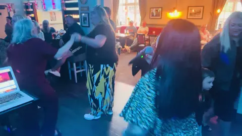 Wow what an incredible gig Sunday @ The Blacksmiths Arms 🎊 here is a short clip of the 90s section you guys definitely brought the party 🪩🤩 #solosinger #giglife #90s #party #dance #live #fyp #foryoupage #2025 #lovemyjob #gig #livemusic #singing 