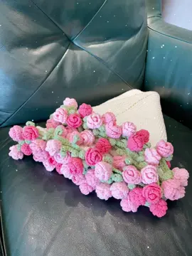 Putting this bouquet blanket at home is a beautiful landscape💐 #crochet #crochetflower #crochetblanket #flowerblanket #giftsforher #cutegiftideas#gift #gift #bouquet #bouquetblanket #520 #flowers #tiktokshop#hot 