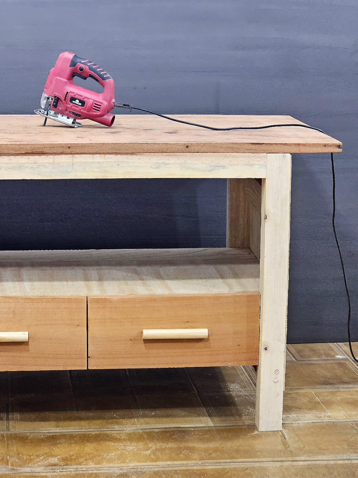 Chegou a hora de me despedir da minha velha bancada improvisada… Ela já não aguentava mais o tranco — pequena, instável e cheia de história. No vídeo de hoje, você vai ver o passo a passo da troca: desmontei a antiga e construí uma bancada nova, maior, mais resistente e do jeitinho que a marcenaria merece. Bora ver como ficou? #marcenaria #bancadademarceneiro #DIY #feitoamao #oficina #madeiramasculina #projetodehoje #bancadanova 