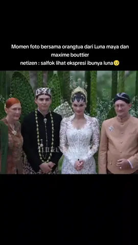 Momen foto bersama orangtua dari Luna maya dan maxime bouttier netizen : salfok lihat ekspresi ibunya luna🥺 #sungkemanakad #sungkeman #akhirnyasah #maximebouttier #lunamaya #maximeluna #akadnikah #lunamaxime #akadluna #akadlunamaxime 