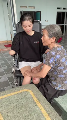 Có những ngày con mệt mỏi với cuộc sống ,chỉ cần nhớ đến bà là lòng lại dịu dàng hơn ☺️#bà 