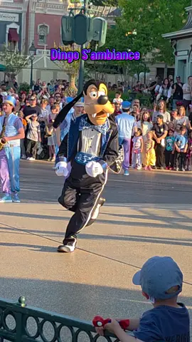 Dingo S’ambiance sur la nouvelle parade goofy #disney #disneyland #disneylandparis #goofy 