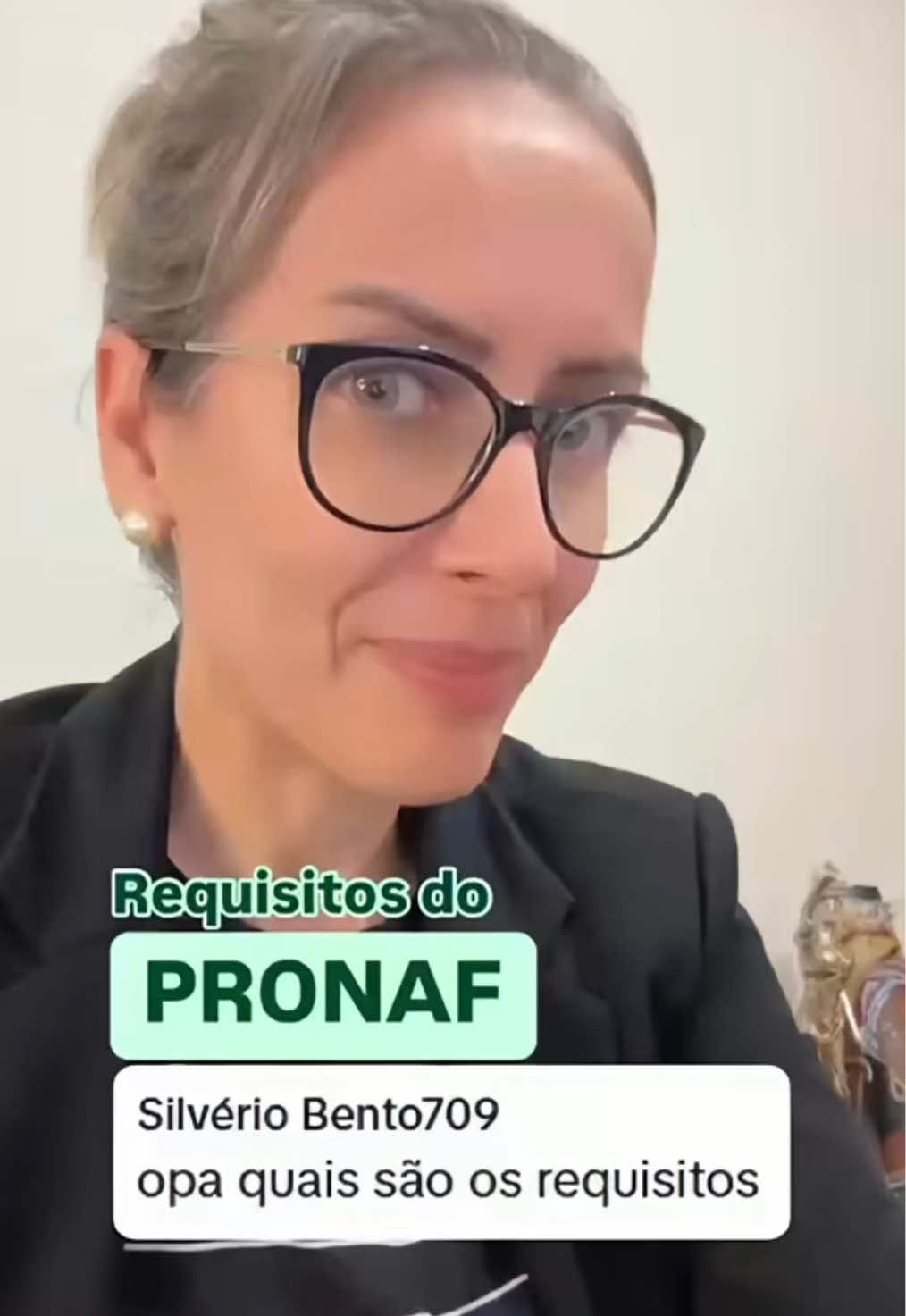 Pronaf (Programa Nacional de Fortalecimento da Agricultura Familiar) é para agricultores que vivem no campo ou perto da propriedade e usam a família para trabalhar na terra. Principais requisitos: Ser dono, posseiro, arrendatário ou beneficiário da reforma agrária. Ter pelo menos metade da renda vinda do campo, com até R$ 360 mil por ano. Sua propriedade não pode passar de 4 módulos fiscais para agricultura e para pecuária. Usar mão de obra de fora só na safra, com pouco ou nenhum funcionário fixo. E o mais importante: ter o CAF ativo, emitido por sindicatos, Emater ou prefeituras. Com o CAF 3.0, lançado em 2025, o CAF-Pronaf acabou! Agora, um único cadastro dá acesso ao Pronaf e a mais de 20 programas. Dúvidas? Deixem nos comentários! #pronaf #cadastrodaagriculturafamiliar #agriculturafamiliar #programasdeincentivo #ministeriodaagricultura #incra #tiktokrural 