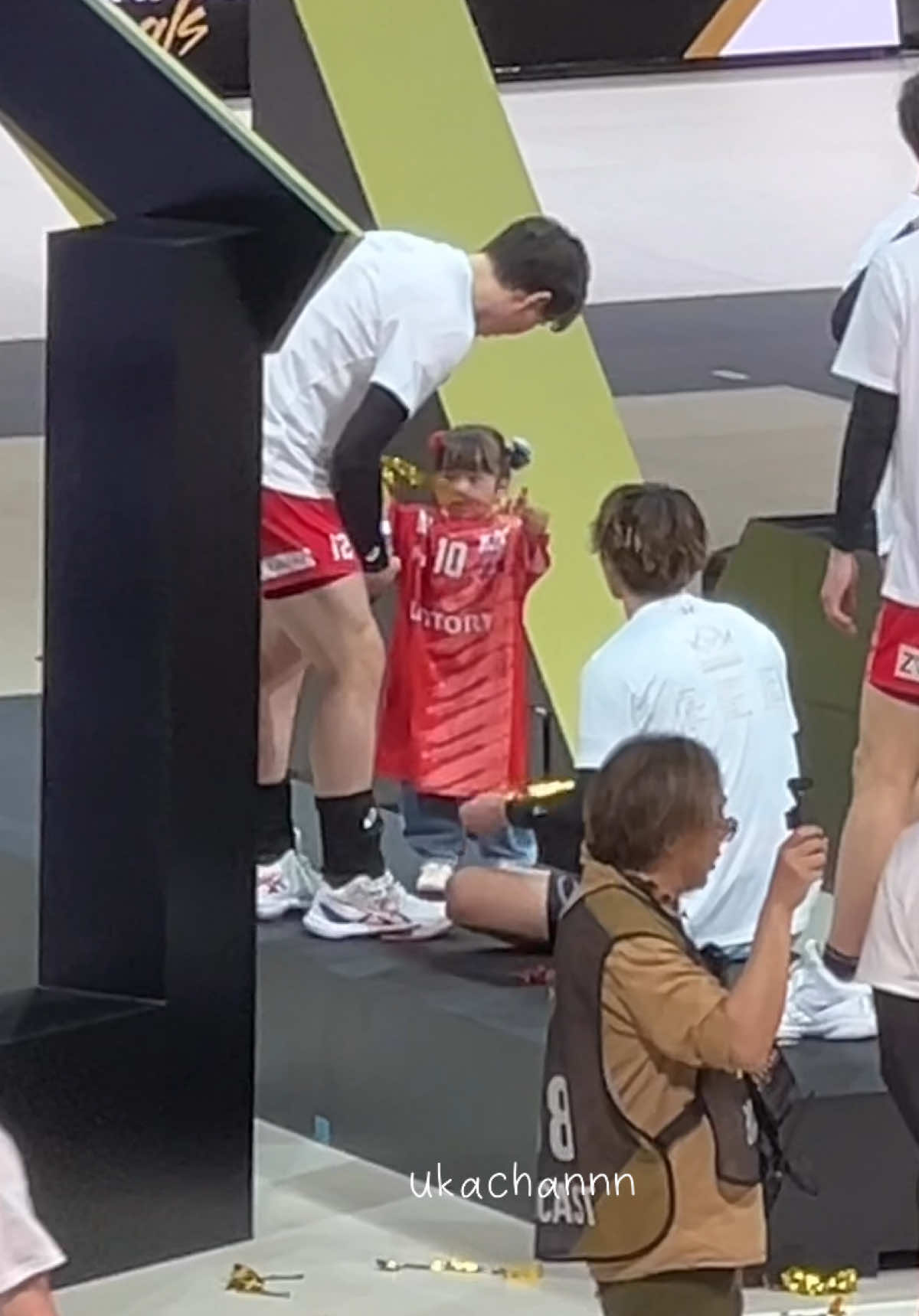 早く藍君の子供も見たいよー👶🏻 子供と一緒に遊んでる藍君が可愛すぎて癒されるわ😭❤️ @ran.volleyball0902    #takahashiran #ran #takahashirui #高橋塁#volleyball #배구 #suntorysunbirdsosaka #高橋藍 #高橋藍好きな人と繋がりたい  #サンバーズ大阪 #サントリーサンバーズファンと繋がりたい #バレーボール 　#バレーボール選手　#fangirling #fangirl #Love #รันทากาฮาชิ #fyp #tiktok #하이큐 #haikyu #rantakahashi #suntorysunbirds