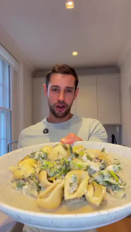 💾 Save this recipe for later HERE ⤵️✨ 🥘 Super simple one dish, creamy chicke pasta bake. Try this high protein meal prep! Recipe (4 servings): 🍝 250g Pasta 🐔 450g Chicken 🥒 150g Courgette 🥬 100g Spinach 🍄‍🟫 150g Mushroom 🫛 100g Leeks 🧀 150g Parmesan 🥛 200ml single cream 🧂Garlic granules, nutmeg, salt + pepper 1. Add all ingredients in a dish. 2. Add 200ml of chicken stock. 3. Mix well, try to submerge the pasta in the water sauce 4. Cover with foil, bake at 180 degrees c for 50-55 mins in a preheated oven. Each serving: Calories 490 kcals Protein: 43g Carbs: 41g Fat 23g Let me know if you try this one below! 👇