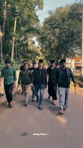 jek lanyala ka oreng takok kenning cattok #akeloyproduction #klebunpacenan #hasanakeloyprodaction #katakatamadura #roni #fypシ゚ #filmmadura #lewatberanda #macanpacenan#asapokmardeh #akeloyproduction #part4 