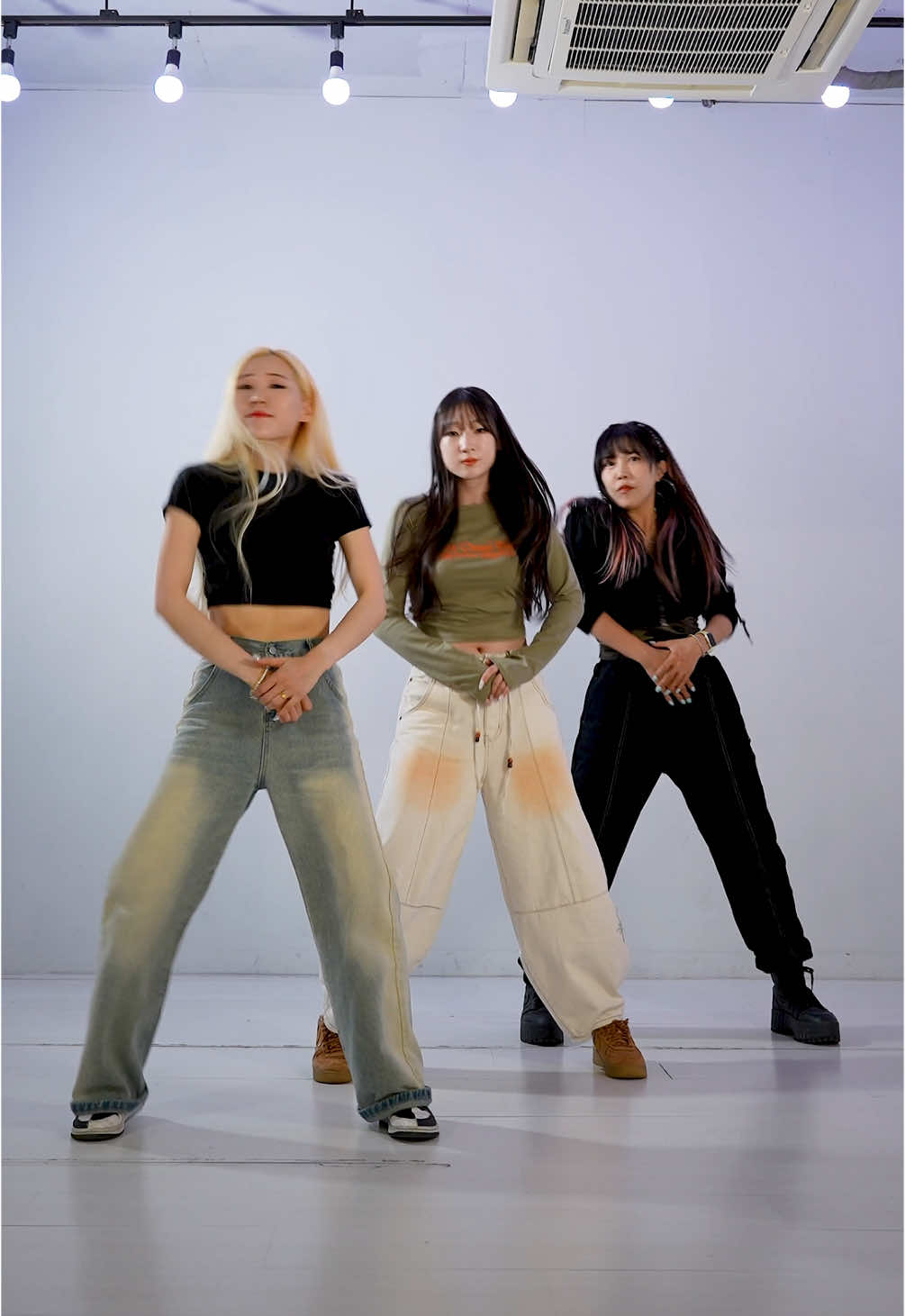 Beyoncé - End of TimeㅣTeacher's Performance #댄스챌린지 [ Teacher's name : SIMBA ㅣ@춤선생simba ] [ Teacher's name : CIELO ㅣ @dancer.cielo ] [ Teacher's name : SOHYEON ㅣ @소현 ] - community address- ------------------------------- Instagram https://www.instagram.com/dancejoa/ Homepage https://www.dancejoa.com TIKTOK  https://vt.tiktok.com/AXdQgj/ [문의] ☎️PHOEN : 01064787022 📩KAKAO ID : dancejoa1 📩카카오톡 플러스친구 강남점 http://pf.kakao.com/_hxivLM/chat 📩카카오톡 플러스친구 구로디지털단지점 http://pf.kakao.com/_Qxokzxb/chat 📍서울특별시 강남구 역삼로3길 17-6 영준빌딩 8층 -댄스조아 구로디지털단지점- 📍서울특별시 관악구 조원로2길 46 대동빌딩 3층 #tiktok #tiktokdance #틱톡 #틱톡댄스 #댄스챌린지#강남댄스학원 #구디댄스학원 #구로댄스학원 #신림댄스학원 #신대방댄스학원 #신도림댄스학원 #취미댄스 #취미댄스학원 #직장인 #직장인취미 #직장인취미생활 #대학생 #korean #dancer #beyonce #endoftime 