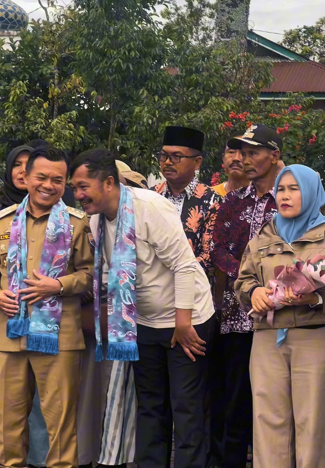 Bupati, Wakil Bupati Kerinci dan Gubernur Jambi menjalankan program Bunga Desa dan PERTISUN (Pejabat Tidur di Dusun) di Desa Pasir Jaya — sebuah desa dengan potensi pertanian yang luar biasa melimpah, namun masih menghadapi tantangan besar: akses jalan yang sangat buruk. Lewat program ini, kami tidak hanya datang melihat, tapi juga tinggal, mendengar langsung suara rakyat, dan merasakan kehidupan mereka. Infrastruktur adalah kunci agar hasil pertanian Pasir Jaya bisa menjangkau pasar yang lebih luas dan meningkatkan kesejahteraan warga.