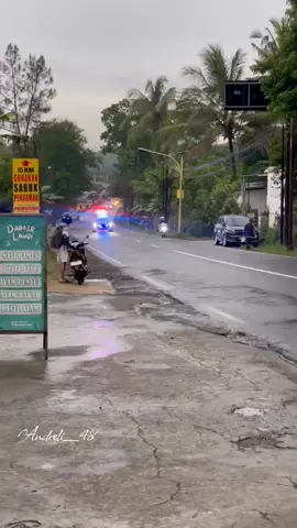 Iring-iringan Ambulance korban kecelakaan di kalijambe, dari RSU purworejo menuju rumah duka magelang
