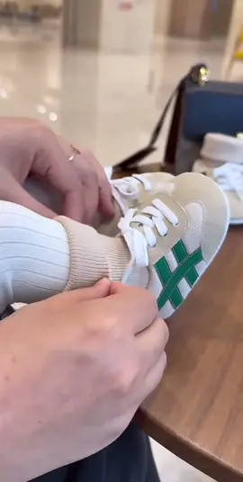 Với đôi giày liền tất này mặc vào chỉ trong 1 bước thay vì phải mất thêm 1 lần đi tất trước đó nữa, quá tiện lợi #baby #giaydepchobe #dodungchobe 