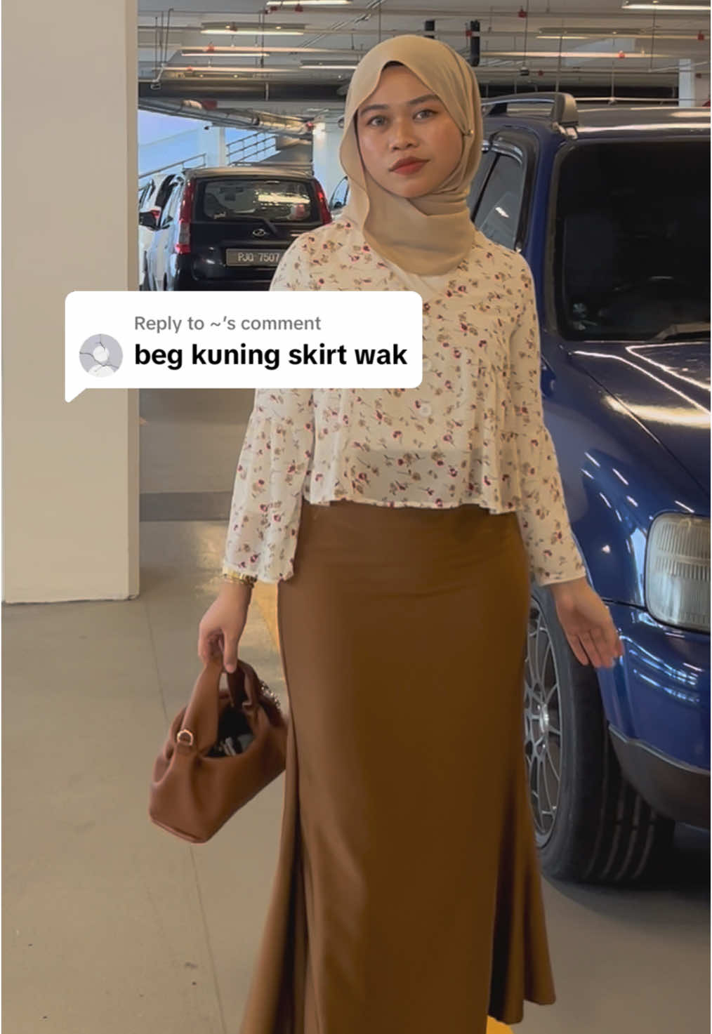 Replying to @~ lawa kan flowy dia 🤪💅🏻  skirt ni pair dengan baju printed pun lawa, baju plain pun lawa 😍💋 #skirtsatin #satinskirt #satin #skirts #skirtoutfit #skirt #skirtsatinflowy #skirtoutfits #minimalistoutfit #satinskirtoutfit 