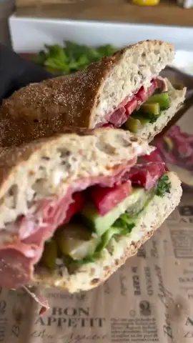 אין כמו כריך מפנק ומושחת לרומם את מצב הרוח להוריד לרגע את הפאניקה חברת ״יחיעם״ משיקה שני מוצרים מסדרת ״דק-דק״ דק-דק סלמי בסגנון איטלקי דק-דק פסטרמה חזה בקר מחממים בגט מעט בתנור חוצים אותו לאורכו על החלק התחתון מורחים בנדיבות מיונז, חרדל דיז׳ון גרגירים ופלפלצ׳ומה. מסדרים פרוסות סלמי בסגנון איטלקי ומעל פרוסות פסטרמה חזה בקר. מוסיפים ירקות ומלפפון חמוץ וחסה . סוגרים את החלק העליון של הבגט לוחצים מעט וחותכים לחצי או למספר מנות. ממרח פלפלצ׳ומה ביתי- בבלנדר טוחנים בערך 22 שיני שום קלופות, מוסיפים 2 כפות שטוחות פפריקה חריפה וכף שטוחה פפריקה מתוקה חצי כפית כמון וחצי כפית מלח. מפעילים את הבלנדר ומזליפים שמן קנולה בערך 1/3 עד 1/2 כוס חד פעמית שקופה (לשתייה קרה) עד שהתערובת משחתית ואז מוסיפים עוד מעט מים בערך 4 כפות . שומרים בצנצנת במקרר.