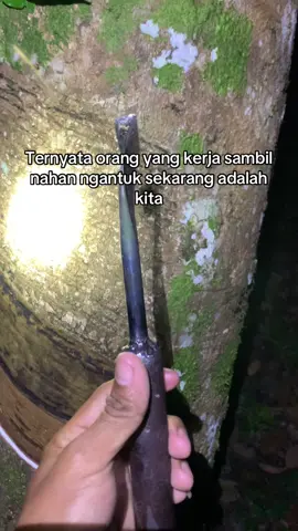 Rutinitas sehari-hari sambil nahan ngantuk. #fyourpage #karet #kerja#berandatiktok #foryou 