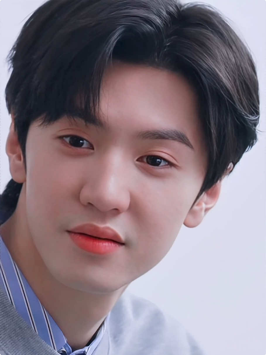 Penampilan dia setelah dia menyadari dia difoto tanpa izin sangat imut. #hiddenlove #zhaolusi #chenzheyuan #TikTokTainment #BahasDrama 