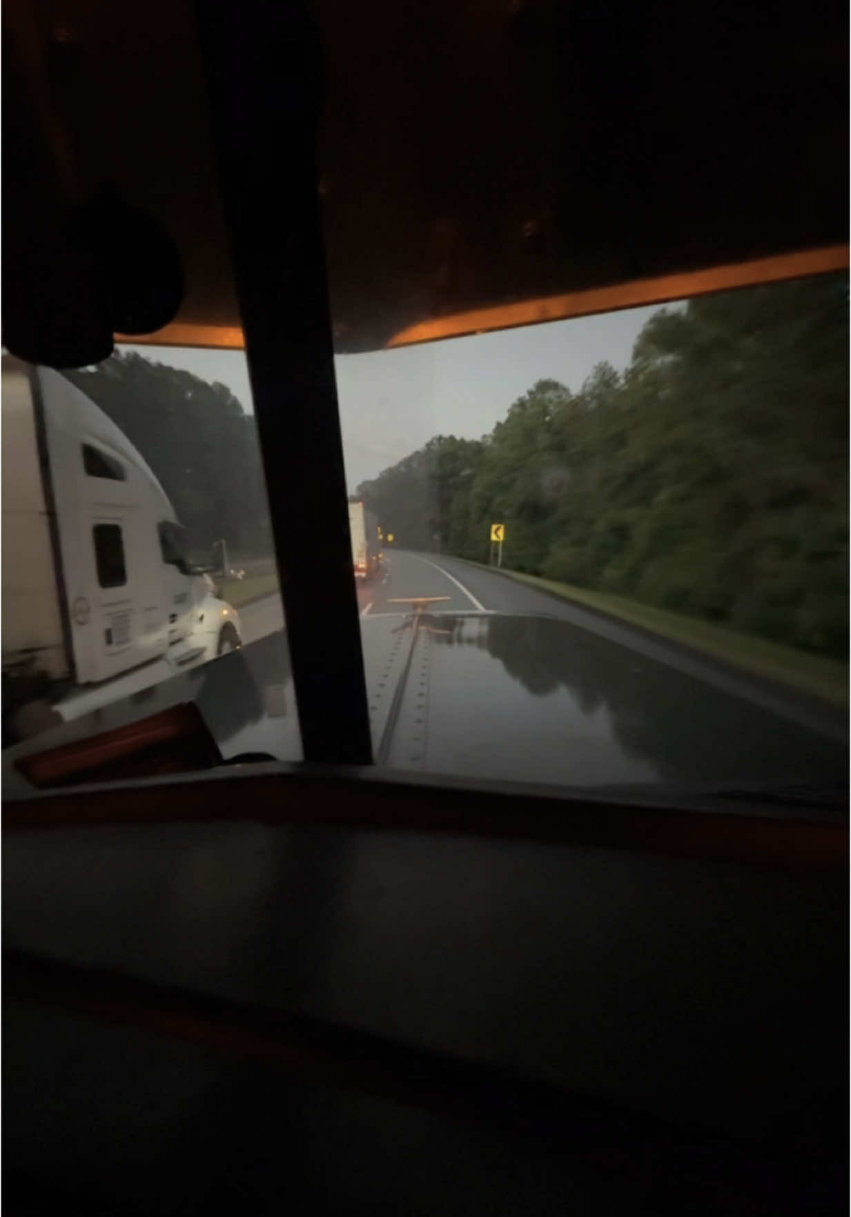 Good ol’ sounding Peterbilt 379 that you all will never forget #fyp #jakebrake #peterbilt #trucks #explore #contentcreator #viral #loud #trucker #dayinthelife #vlogger 