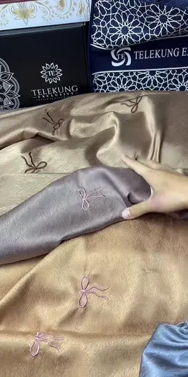 Lawa kan warna-warna coklat untuk telekung ribbon ni 😍siapa yang belum ada warna ni boleh grab sekarang tau 😘#telekungsatin #telekungmurah #telekungviral #telekungsejuk #Telekung #tiktoklive #livehighlights 