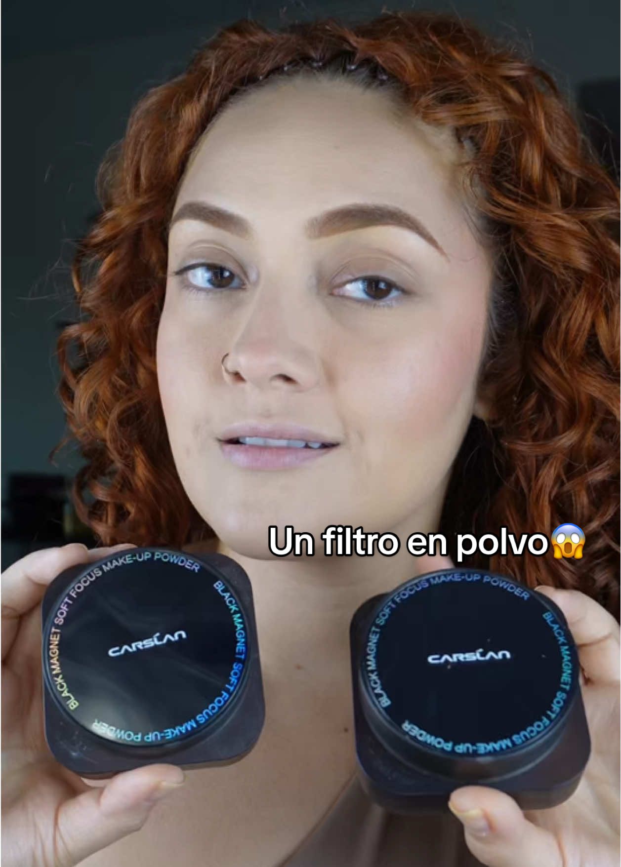 No he probado otro polvo como este y las pruebas están en el video😱  Son los Black Magnet Soft-focus Makeup Powder de @carslan_us que te deja un efecto suave y difuminado, es resistente al agua, sudor y la grasa de tu rostro! Lo mejor es que es ligero y transpirable, no reseca tu piel y es libre de talco. Compra el tuyo dandole tap al carrito naranja que te aparece en pantalla! #CARSLAN #carslanpowder #settingpowder #makeup #loosepowder ”