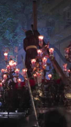 El Nazareno de la Humildad llegando a su Parroquia.  Suena “Bajo los pies de Dios” de BCT Nazareno de Huelva.  #martessanto #semanasanta #sevilla #parati #nazareno #huelva #humildad #cerro #noche #2025 #semanasantasevilla 