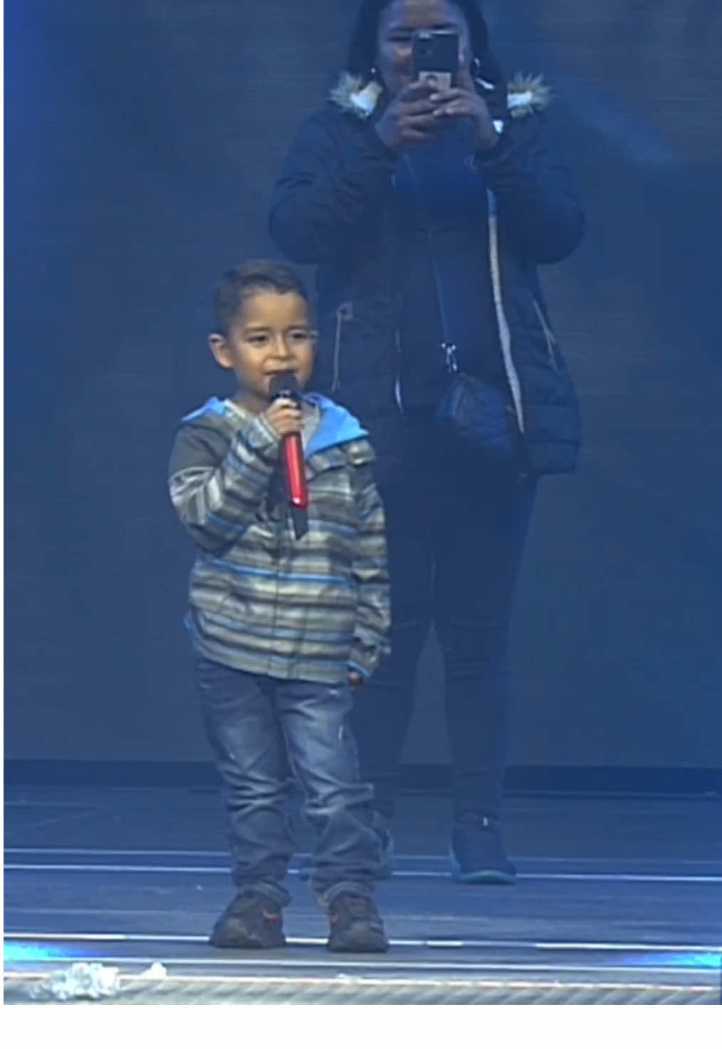 Mi gente… Este es uno de los momentos más especiales que he vivido sobre un escenario. Les presento a Kaleth, un niño que me robó el corazón desde el primer día. Lo que van a ver aquí… es un sueño cumplido, no solo para él, sino también para mí. Verlo entrar caminando al Movistar Arena, en medio de miles de personas que lo aplauden de pie, es una muestra de que cuando hay amor, todo es posible. Gracias Kaleth por enseñarnos tanto con tu fuerza y gracias a ustedes familia por apoyarnos en este camino. #JhonnyRivera #ElReyDelPueblo #MusicaPopular #MovistarArena #SoldOut #Historias #ObraSocial #Amor