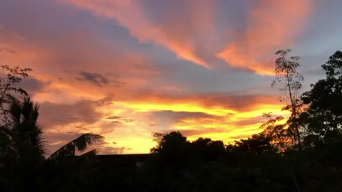 Always looking forward to go home and enjoy the sunrise right beside my window...🌄 #sunrise #sunriseathome