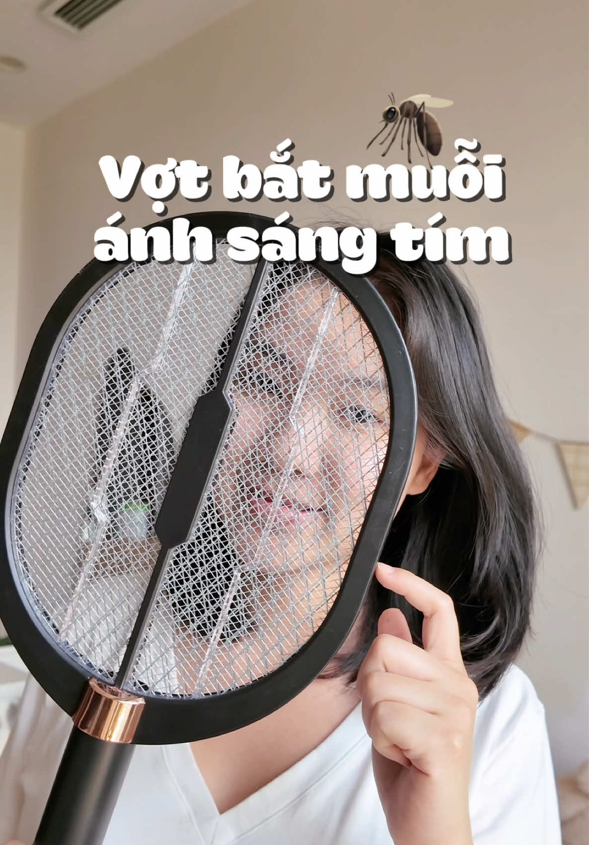 Xài cái gì để chống muỗi đi nữa nhưng ở nhà vẫn không thể thiếu một cây vợt 😂 cái mùa này nó chui đâu ra lắm thế mấy bà #mecucman #votbatmuoi #votbatmuoithongminh #votdienbatmuoi #chongmuoi #chongmuoichobe #miengdanchongmuoi #mevabe #mebimsua #viral #xuhuong 