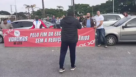 📣 Cebrace corta café dos trabalhadores e põe câmeras para cronometrar tempo de ida ao banheiro Nesta terça, 6 de maio, a Diretoria do Sindicato dos Vidreiros realizou assembleia na Cebrace para protestar contra duas medidas que têm tirado o sono dos trabalhadores e trabalhadoras. A primeira diz respeito ao café da manhã. Desde o dia 1º de maio, Dia dos Trabalhadores, nas plantas de Caçapava e Jacareí, a Cebrace cortou o café dos trabalhadores que acordam de madrugada para pegar o transporte e chegar na empresa.  A justificativa é que houve alteração do horário de 20 minutos a mais em cada turno e, simplesmente, cortaram o café sem comunicar o Sindicato e os próprios trabalhadores, que passaram a sofrer com isso, pois muitos tinham esse café como a primeira refeição, fundamental para terem forças para iniciar a o trabalho. Agora, muitos estão indo pro chão de fábrica em completo jejum. É preciso voltar com urgência esse café da manhã, que era um direito adquirido há décadas. O segundo problema ocorre na Cebrace Caçapava, que tem utilizado um sistema de câmeras para vigiar os trabalhadores e as trabalhadoras tal como o reality show Big Brother Brasil. Isso já acontecia no setor de Armazém, mas a surpresa é que agora também ocorre nas linhas de Recorte. Com as câmeras já se presenciou supervisores cronometrando tempo de banheiro do trabalhador ou e até mesmo avisos no rádio perguntando o que o trabalhador estava fazendo. Expondo o mesmo aos colegas.  Há tempos que a Cebrace Caçapava usa esse sistema alegando segurança, mas esse monitoramento tem sido usado para jogar pressão nos trabalhadores, que passam a ser observados o todo tempo pela chefia em salas confortáveis e com ar-condicionado. Tamanho monitoramento gera desconforto, tira o mínimo de privacidade e também pode configurar assédio.  O Sindicato dos Vidreiros e Vidreiras exige que parem de filmar os trabalhadores e o retorno imediato do café, conforme aprovado na assembleia desta terça, que contou com o apoio da subsede da CUT-SP no Vale do Paraíba e de sindicatos da região. #Vidreiros #Cebrace