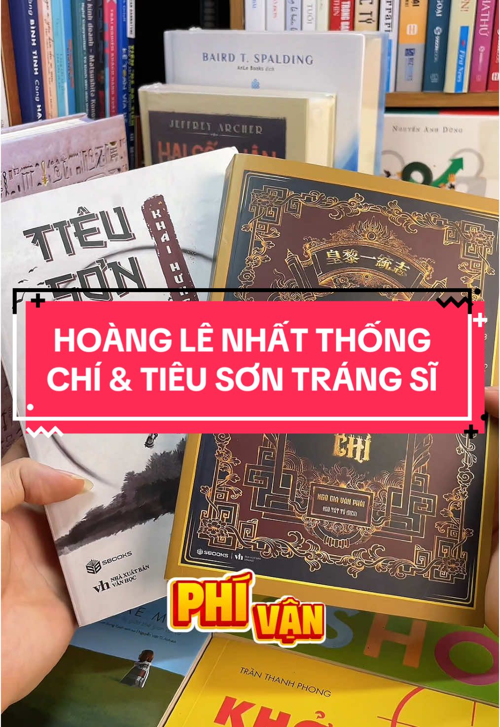 “Hoàng Lê Nhất Thống Chí” & “Tiêu Sơn Tráng Sĩ” – Bộ đôi sách lịch sử - kiếm hiệp không thể bỏ lỡ cho người yêu văn hóa Việt! Bạn muốn sống lại những khoảnh khắc hào hùng của lịch sử dân tộc? Muốn đắm mình trong những trang sách vừa bi tráng vừa kịch tính như một bộ phim cổ trang sống động? “Hoàng Lê Nhất Thống Chí” – kiệt tác ghi lại giai đoạn đầy biến động cuối thế kỷ 18: sự suy tàn của nhà Lê, triều đại Tây Sơn quật khởi, và hình ảnh oanh liệt của người anh hùng áo vải Quang Trung – Nguyễn Huệ. Lối văn sắc sảo, lối kể chân thực khiến từng trận đánh, từng biến cố chính trị hiện lên sống động như đang diễn ra trước mắt. “Tiêu Sơn Tráng Sĩ” – tiểu thuyết kiếm hiệp – lịch sử đặc sắc tái hiện một thời kỳ loạn lạc, với những tráng sĩ đầy nghĩa khí, sống chết vì lý tưởng và chính nghĩa. Những cuộc phiêu lưu, những trận quyết đấu đẫm chất hào hiệp sẽ khiến bạn không thể rời mắt khỏi từng trang sách. Hai cuốn sách – Một hành trình: Khơi dậy lòng yêu nước, hun đúc tinh thần anh hùng, và truyền cảm hứng sống đầy bản lĩnh! Sở hữu ngay bộ đôi này – để hiểu sâu hơn về lịch sử Việt, để sống lại một thời tráng lệ, và để trái tim bạn hòa cùng khí phách ngàn xưa!#tiemsachbinhyen #BookTok #sachhay #sách #reading #hoanglenhatthongchi #tieusontrangsi #lichsuvietnam 