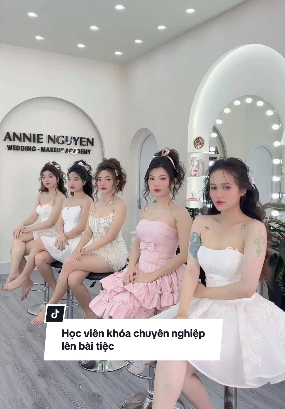 Hôm nay học viên khóa chuyên nghiệp lên bài khách tiệc . 𝐀𝐧𝐧𝐢𝐞 𝐧𝐠𝐮𝐲𝐞𝐧_𝐌𝐚𝐤𝐞𝐔𝐩 𝐀𝐜𝐚𝐝𝐞𝐦𝐲⭐️𝐓𝐔𝐘𝐄̂̉𝐍 𝐒𝐈𝐍𝐇 V𝐀̀ 𝐊𝐇𝐀𝐈 𝐆𝐈𝐀̉𝐍𝐆 Khoá học Make up Cô dâu  chuyên nghiệp 10/6 #Annienguyen #Annienguyen #xuhuong #xuhuongtiktok #tiktok #Makeup
