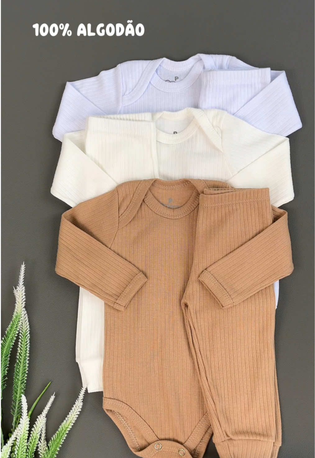Conjunto canelado 100% algodão, perfeito para o conforto e estilo dos pequenos. Vem com calça e body de manga longa, oferecendo muito aconchego em todas as estações. 😍 Disponível do tamanho *prematuro* ao 3, a partir de R$ 34,90 cada! Ideal para compor looks fofos e cheios de carinho. ❤️