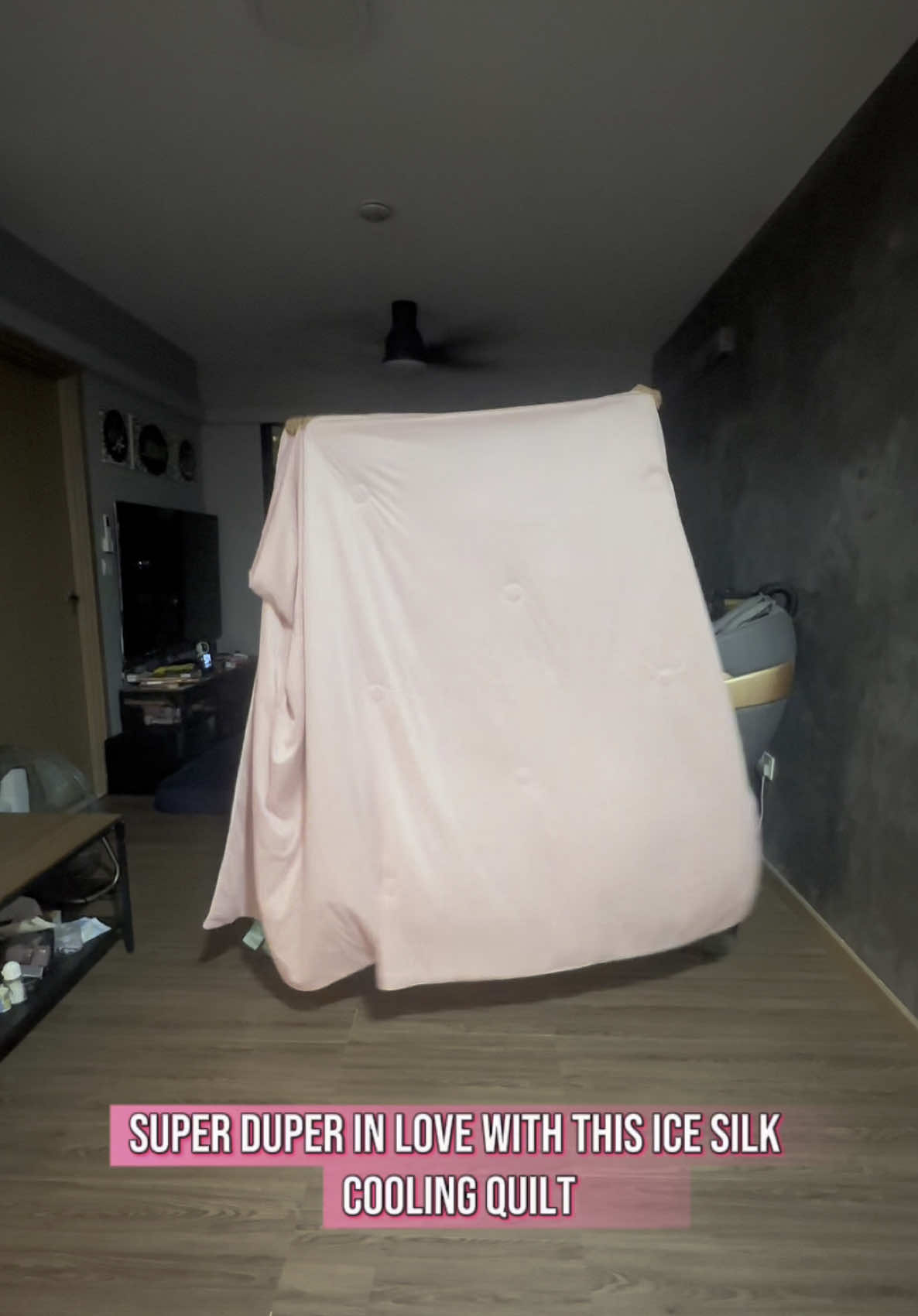 So smooth and nice feeling, might change all the blanket in this house to this one! 🫠 #coolingblanket #smoothblanket #softblanket #cooling #summerquilt #comfortablequilt #tiktoksg #tiktokshop #tiktokshopsg #shopcreatemaster #weeklywedrush #createtowinshopcreatemaster #createtowin 