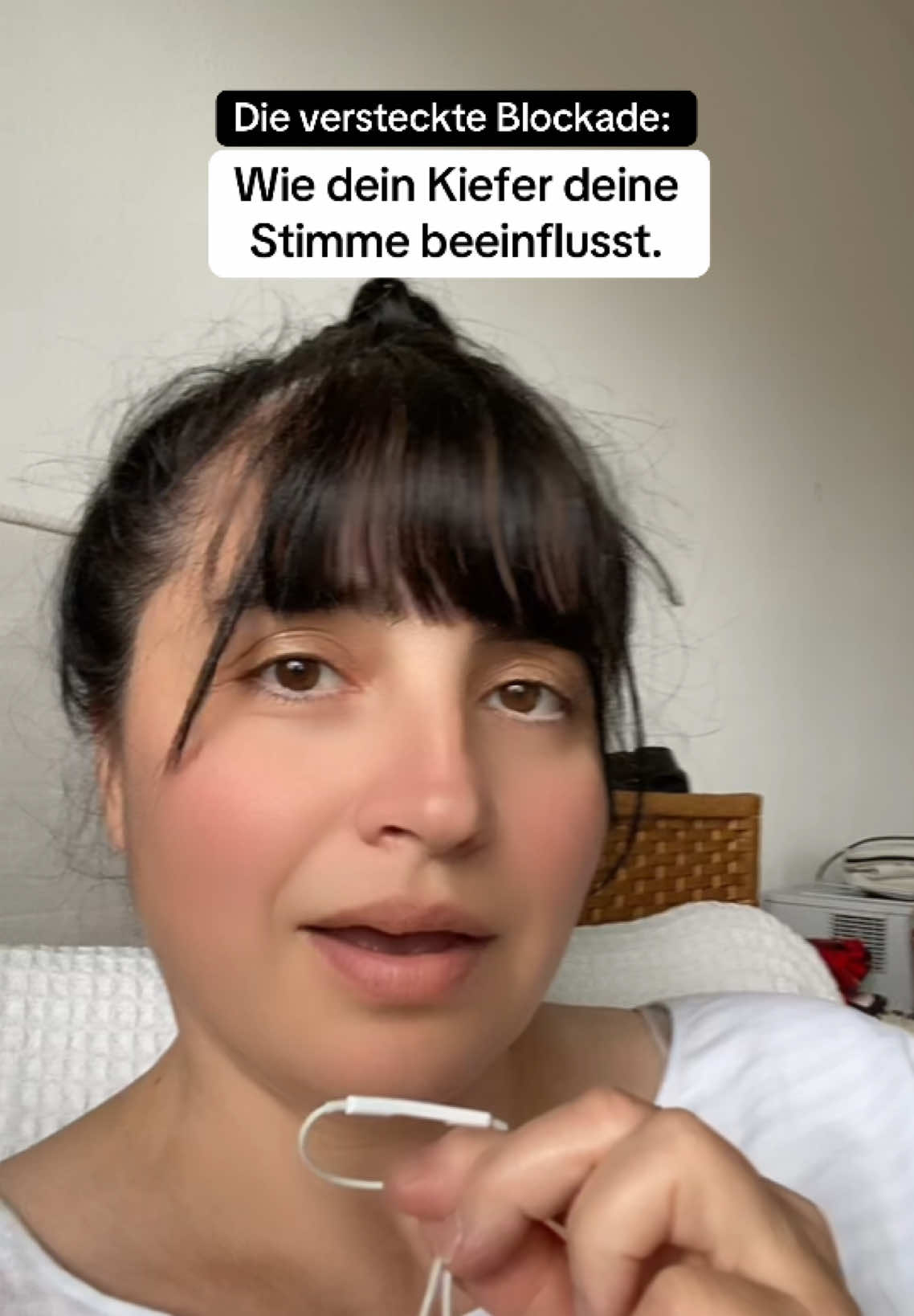 Deine Stimme fühlt sich blockiert…Oft liegt es daran, dass der Kiefer als Stütze dient, anstatt entspannt zu sein! Ich zeige dir, wie du deinen Atem besser nutzt, dein Zwerchfell richtig aktivierst und deinen Kiefer loslässt, um deine Stimme zu befreien. Entdecke die Techniken für eine entspannte, kraftvolle und authentische Gesangsstimme! 👉 Hol dir Tipps, wie du tief einatmest, deine Stütze optimierst und stimmliche Freiheit erlangst. #i#ingenlernen#stimmtechnik#kiefer #bauchatmung #stimmübungen #vocalcoach #vocalexercises #studenten
