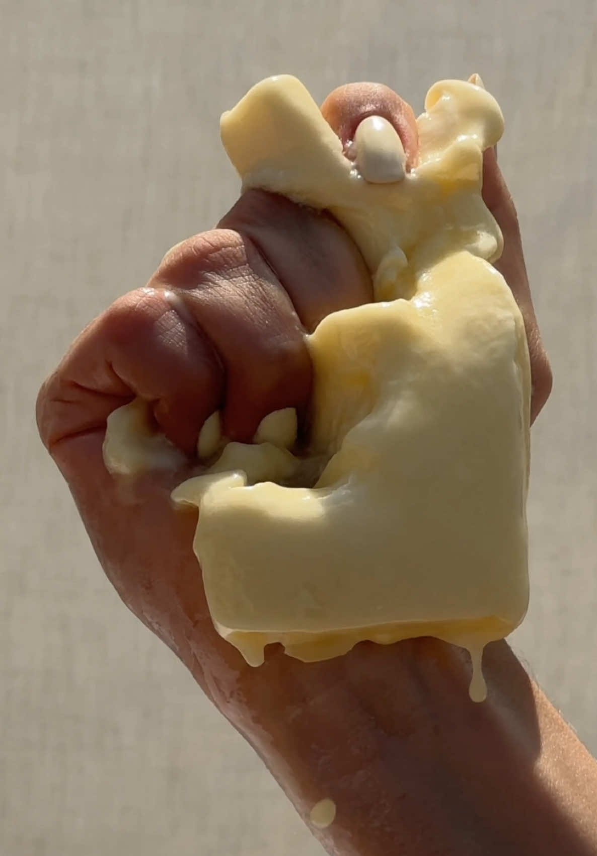 ¿Manos de mantequilla? Seguro que el tono “butter yellow” ya está en tu lista de próximos colores. Y si te decimos que esta primavera las arpías que apuesten por este color tienen sorpresa… desde HOY mismo. Hazte la manicura en cualquier estudio ARP/AS con alguno de estos tres tonos amarillos: Butter, Whipped Butter o Margarine, y al terminar te llevarás un pequeño detalle que podrás canjear en tu próxima cita. Tener manos de mantequilla nunca había sido tan buena idea. #somosarpías #butteryellow #butternails #butter #mantequilla 