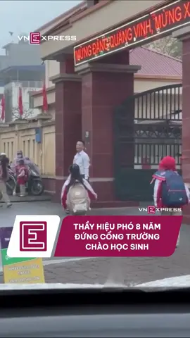 Nam Định: Dù mưa hay nắng, thầy Vũ Văn Bền, phó hiệu trưởng trường Tiểu học Trần Nhân Tông, sáng nào cũng đứng chào học sinh ở cổng vì muốn các em cảm nhận được sự tôn trọng. #VnExpress #Tiktoknews