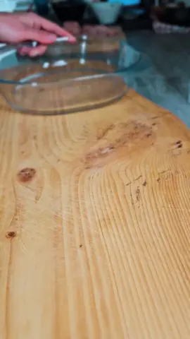 Creamy chicken rice ! Riche en protéines : 51g ! Seulement 550 calories ! 💪🍝 Macronutriments pour 1 portion 550 Calories | 51g Protéines | 70g Glucides | 8g Lipides Ingrédients (pour 2 portions) : - 400g blanc de poulet - 2 carottes - 1 branche céleri - 1 oignon rouge - 1 citron vert - 1 c.a.s ail en poudre - 1 c.a.s paprika fumé - 1 c.a.s curry - 1 c.a.c sel - 40g fromage frais allégé (st-moret 8%) - sriracha - 120g riz basmati cru - 1/2 c.a.s huile (pour la cuisson) Recette : - Dans un récipient, verse le blanc de poulet coupé en gros morceaux, la carotte, le céleri et l'oignon émincés. Mets le jus d'un citron vert, ajoute les épices et mélange le tout. - Dans une poêle antiadhésive, fais cuire le tout 5-10 minutes. - Ajoute le riz cuit, le sriracha, le saint-moret et remue le tout pour bien enrober le riz. Bon app' mon petit Jo' ! #chickenrice #creamychicken #rice #healthyrecipe #protein #proteinfood #mealprep #lowcalorie #macronutrients Prod by blow.av