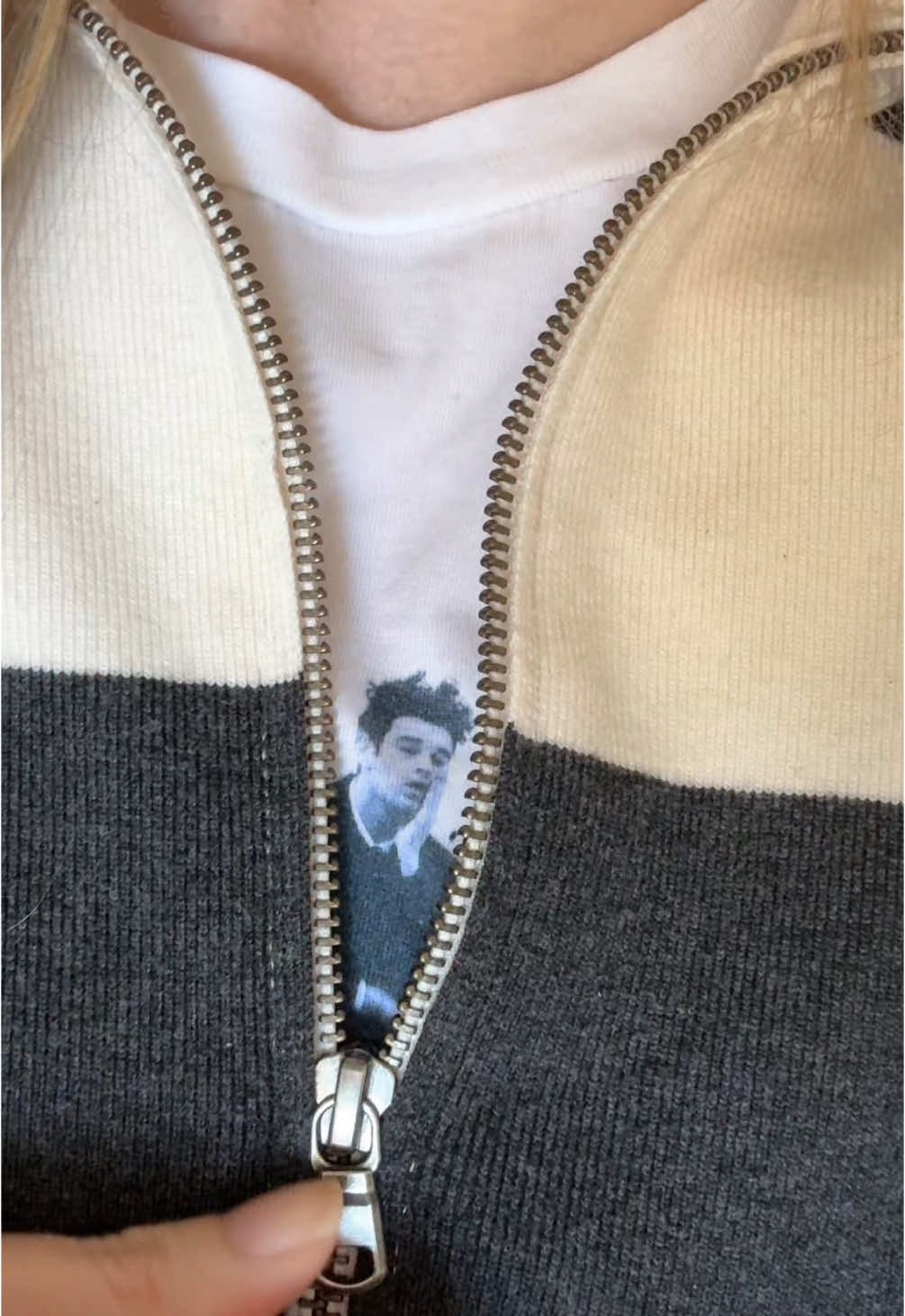 just gonna tuck him back in there #mattyhealy #the1975 