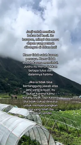 Aku fikir ada yang aneh di dalam hatiku, ada rasa luka dan trauma, termakan harapan palsu. Berusaha mengobati diri sendiri, tapi nyatanya tak mudah untuk selalu merasa semua baik-baik saja, seolah tidak pernah terjadi apa-apa Biarlah, biarkan waktu yang akan menyembuhkan hatimu. Kamu berhak bahagia, dengan atau tanpa janji dari siapapun Sekarang bersyukurlah, karena Tuhan telah membukakan mata dan hatimu. Dan merasa beruntunglah kamu, karena tidak jadi menikah dengan laki-laki jahat itu