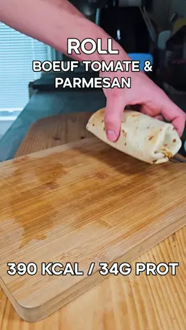 Roll bœuf tomate parmesan ! Riche en protéines : 34g ! Seulement 390 calories ! 💪 Macronutriments pour 1 portion (1 roll) 390 Calories | 34g Protéines | 41g Glucides | 12g Lipides Ingrédients (pour 8 roll) : - 720g bœuf haché 5% m.g. - 1 oignon - 4 gousses d'ail - 400g pulpe tomate - 1 c.a.s paprika fumé - 1/2 c.a.c piment de cayenne (en option) - 1 c.a.s sel - 160g cottage cheese - 320g fromage blanc 0% m.g. - 1 c.a.s romarin - 80g parmesan - huile d'olive - 8 wrap (petit taille) Recette : - Fais cuire la viande hachée avec le sel quelques minutes dans une poêle à feu vif. - Ajoute l'oignon ciselé et l'ail haché et fais cuire 2 minutes. - Verse la pulpe de tomate, le paprika fumé et le piment de cayenne et laisse mijoter à feu moyen 5 min. - Hors du feu, ajoute le cottage cheese, le fromage blanc, le romarin et le parmesan. Melange l'ensemble. - Pour chaque wrap, mets 1/8 de la préparation et roule le comme dans la vidéo. - Pulvérise un peu d'huile et mets les rolls au four 20 minutes à 200°C. Bon app' mon petit Jo' ! #roll #beef #parmesan #garlic #healthyrecipe #protein #proteinfood #mealprep #lowcalorie #macronutrients Prod by blow.av