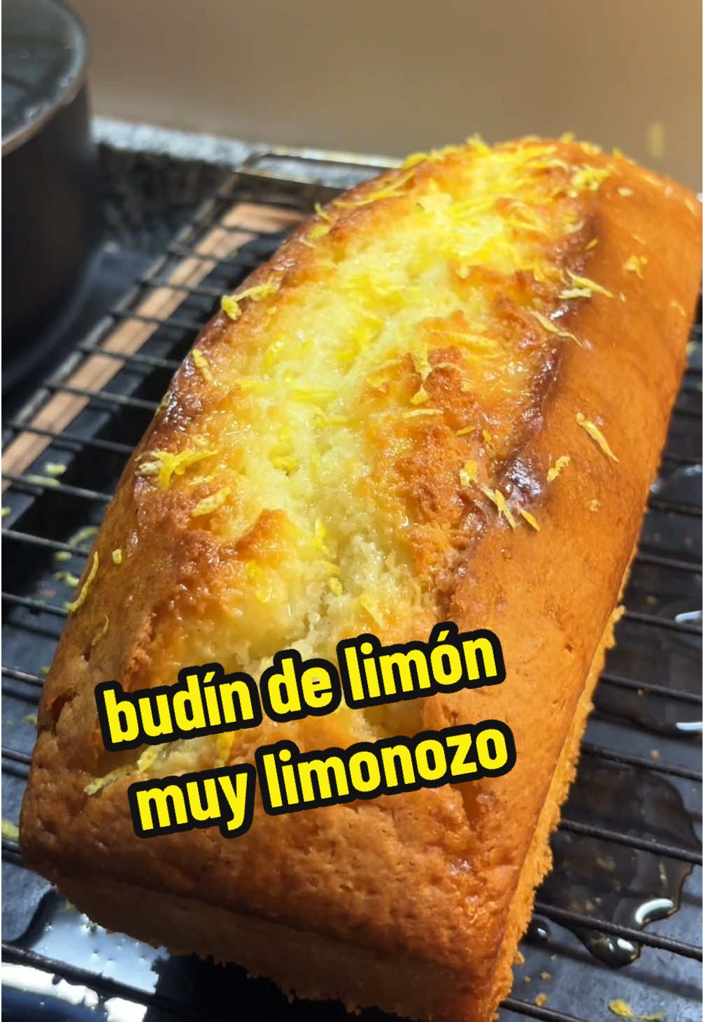 el budín de limón 🍋 más limonozo y húmedo posible se ha logrado 😏🤗💋  -harina leudante 220g -azúcar 150g -yogurt natural 100g -2 huevos -80g de aceite -ralladura de 2 limones -jugo de los limones + 50g de azúcar impalpable que se agrega despues de desmoldar  Horno 170 grados por 30/40 minutos 🙏🏻  #budin #limon #Receta #recetadulce #comida #argentina #fyp #parati #tiala #humor #recetafacil  #creatorsearchinsights 