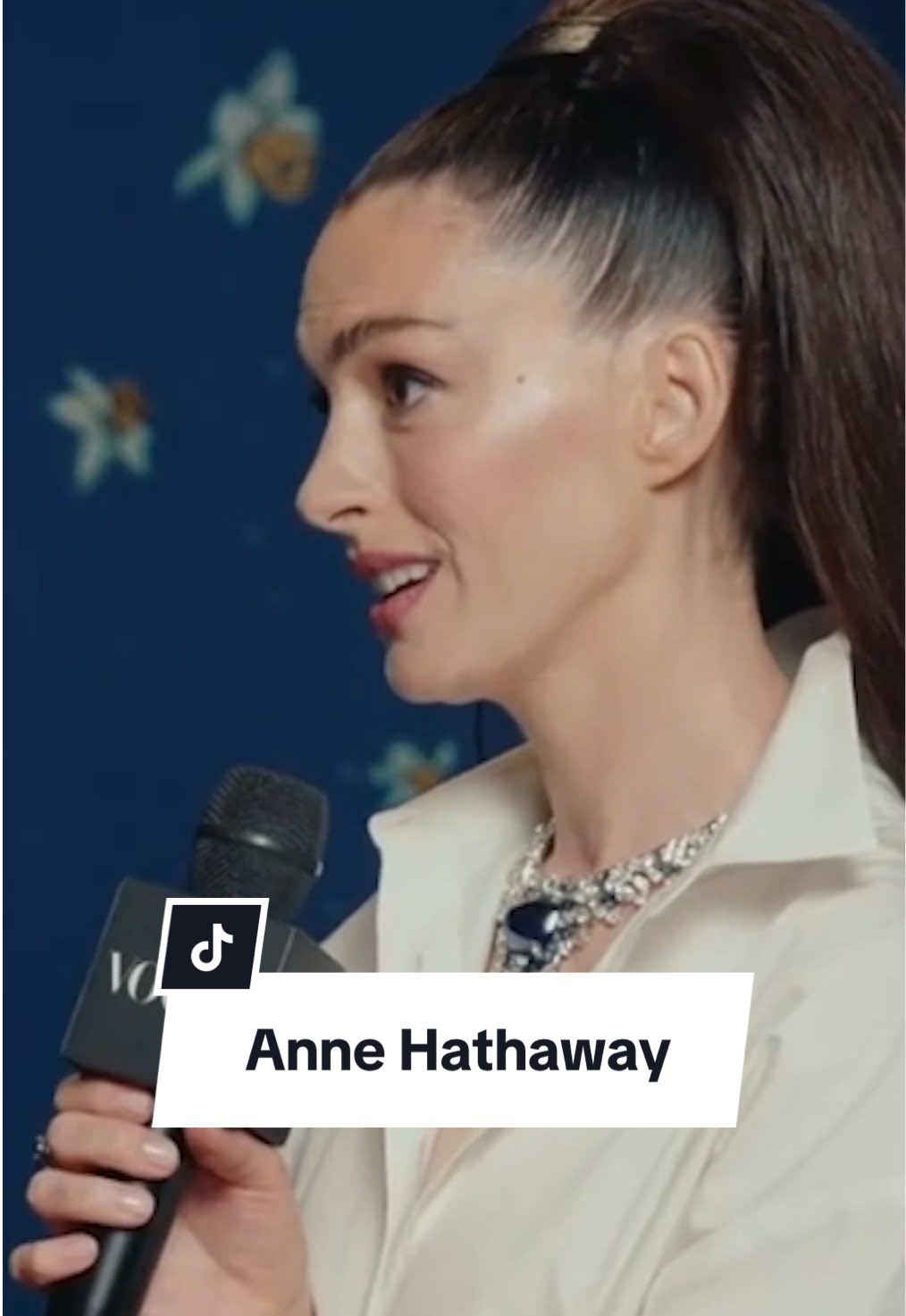 #annehathaway explaining her #MetGala 2025 look. #voguegermany #metgala2025 #annehathawayedit #annehathawaystyle #annehathawayfan 