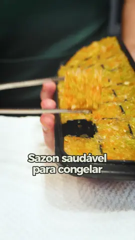 🥇ESSA DICA VALE OURO! Tabletinhos que vão enriquecer os seus preparos e pode fazer de monte pois duram até 3 meses no congelador!!! Isso é praticidade de verdade.  🤌 IDEIAS DE COMO USAR:  - colocar no molho de tomate do macarrão; - no preparo de uma carne de panela; - em um guisado de frango; - no molho da lasanha; - misturar com a carne moída pra fazer almôndegas; - até no próprio arroz branco do dia a dia.  É super versátil, principalmente se você tem filhos e quer enriquecer a alimentação deles!  Agora comenta aqui 💬 se gostou da combinação que eu fiz ou se colocaria mais algum legume!!! Ô GLÓRIAAAAAAAA