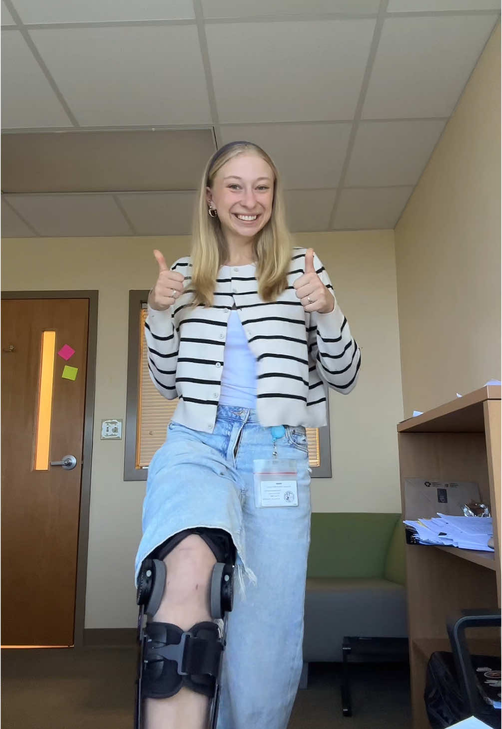 I feel like I’m in incognito mode when I wear these jeans @American Eagle #aclsurgery #fitcheck #socialworker #aclrecovery #fyp 