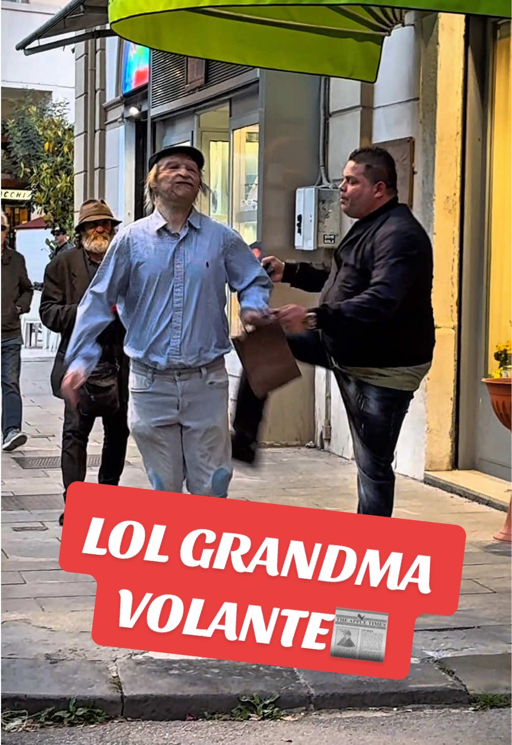 LOL GRANDMA VOLANTE📰. #prankwars #grandma #volante #divertente #StreetStyle #nonno #bromas #napolinelcuore #costume #reaction #risas 