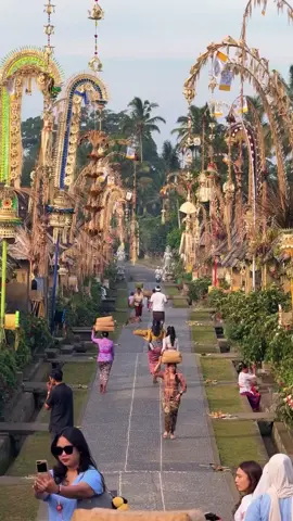 Kuningan tradition in Penglipuran village, runs peacefully, full of prayer and tranquility. This is what is called special Bali. #bali #wisata #kuningan #penjorbali #galungan 
