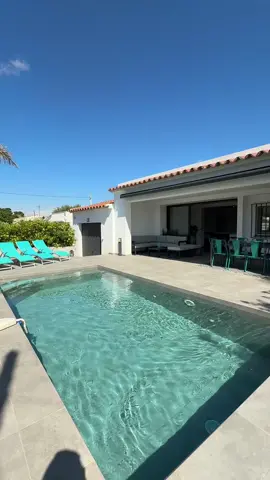 Cette magnifique maison située à Roses, sur la Costa Brava espagnole, sera bientôt en vente en exclusivité dans notre agence N°1 France Espagne Immobilier ! Ne ratez pas cette opportunité unique ! Soyez le premier à la visiter. Contactez-nous 📲 ContactezN1FranceEspagneImmobilier www.n1immo.com https://bit.ly/ContactezN1FranceEspagneImmobilier  dès maintenant pour planifier votre visite !                                 #MaisonÀVendre #CostaBrava #RosesEspagne #ImmobilierEspagne #Exclusivité #AgenceImmobilière #VillaEspagne #VisiteImmobilier #FranceEspagneImmobilier #MaisonModerne #MaisonDeRêve