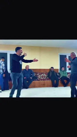 Ya ey oyniyacağsan yada oturup izliyeceğsen bu iş bele😁#düğün #Dadaş #erzurumlular #Türkiye #keşfet #Arkadaşlar 