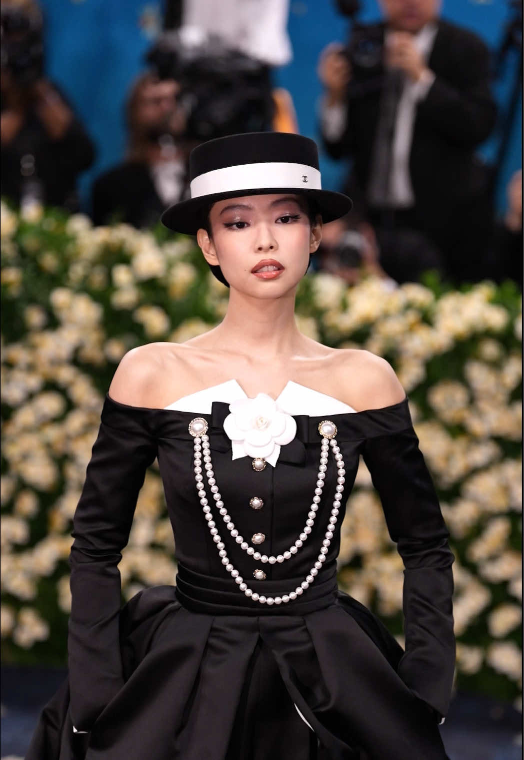 Who else got ‘em obsessed like #Jennie? The star stunned at the 2025 #MetGala wearing #Chanel. 