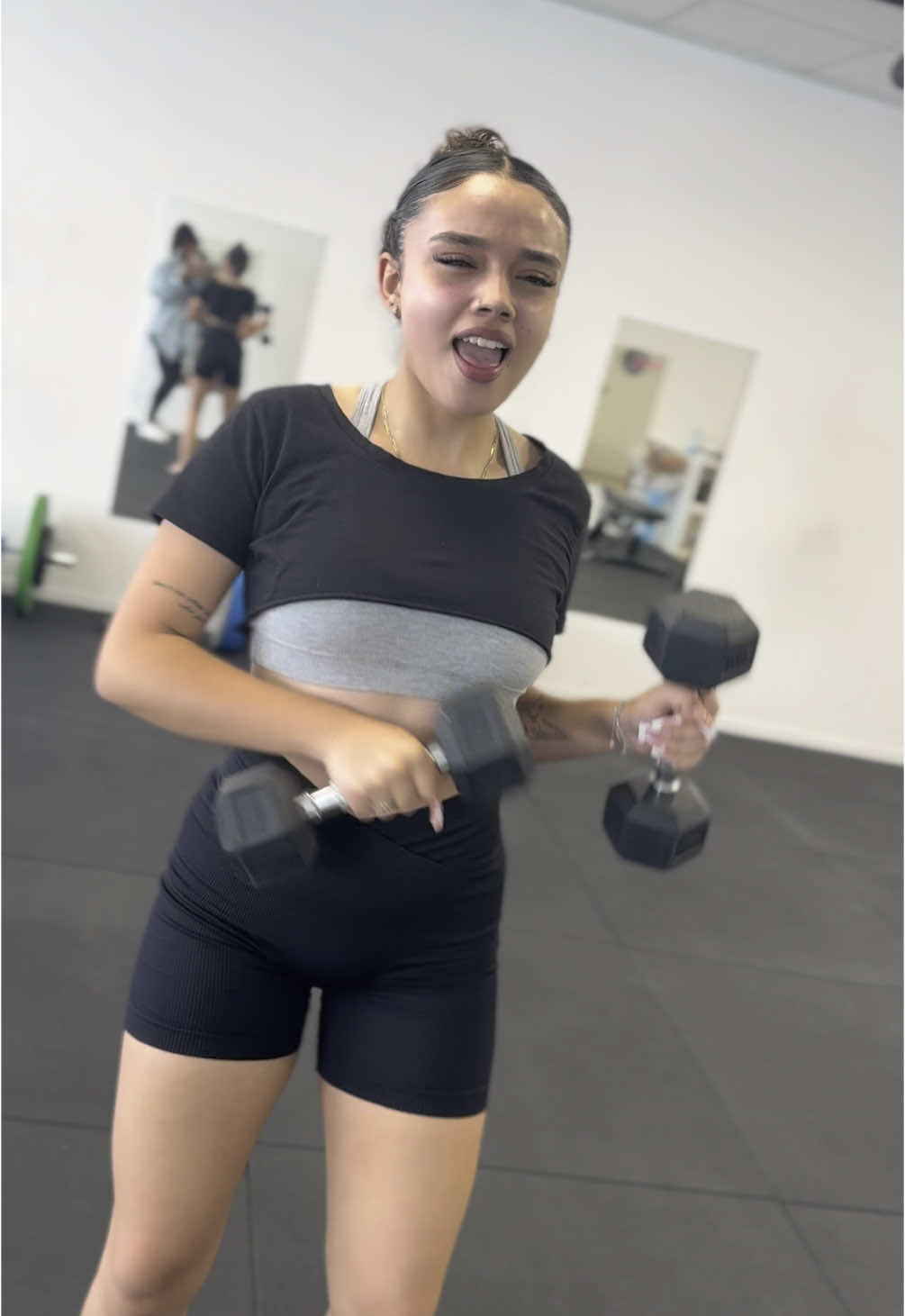 בוץ או לא בוץ??? מתאמנות או רוקדות 😂  הסטודיו הכי חםםםםם 😍😍#מתאמנותונהנות #foryou #פוריו #בוץ #לוד #foryourpage #רמלה_עיר_הפשע🔱💶 #בוץיביאשלוםלעולום❤️🤌🏾 #foryoupageofficiall #foryouisrael #אבשה #נשים #fun @🇨🇴 