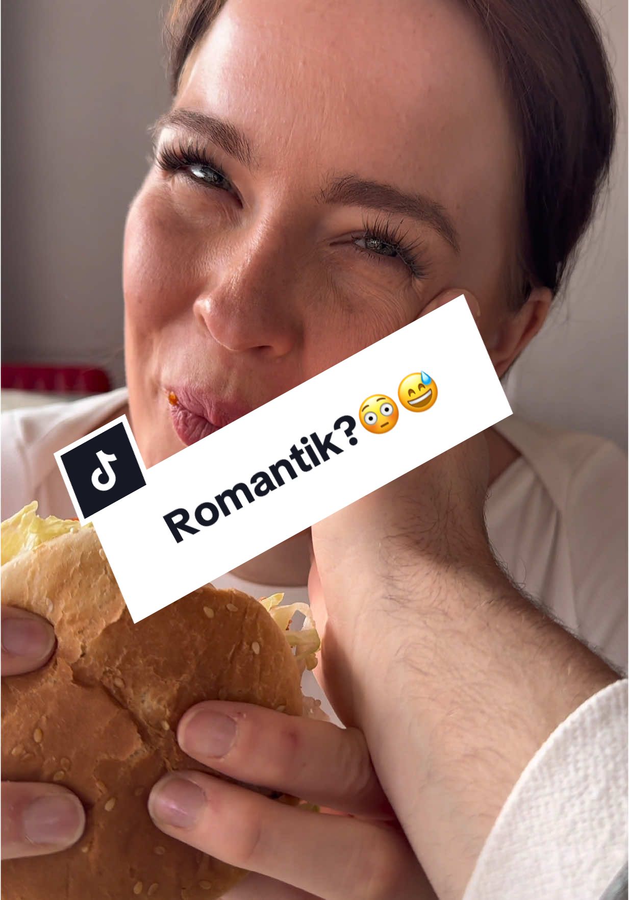 Die Freundin als Serviette… Romantik 👀🤣 