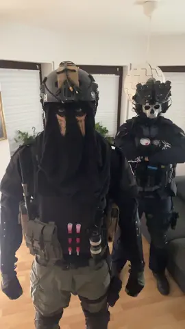 Guess who of us has a broken Back Ghost by @ghost_68__  König by myself #callofduty #konig #könig #codcosplay #königcosplay #codkönig #ghost #codkonig #cosplay #ghostcosplay #cosplayer #maskedmen #maskedman 